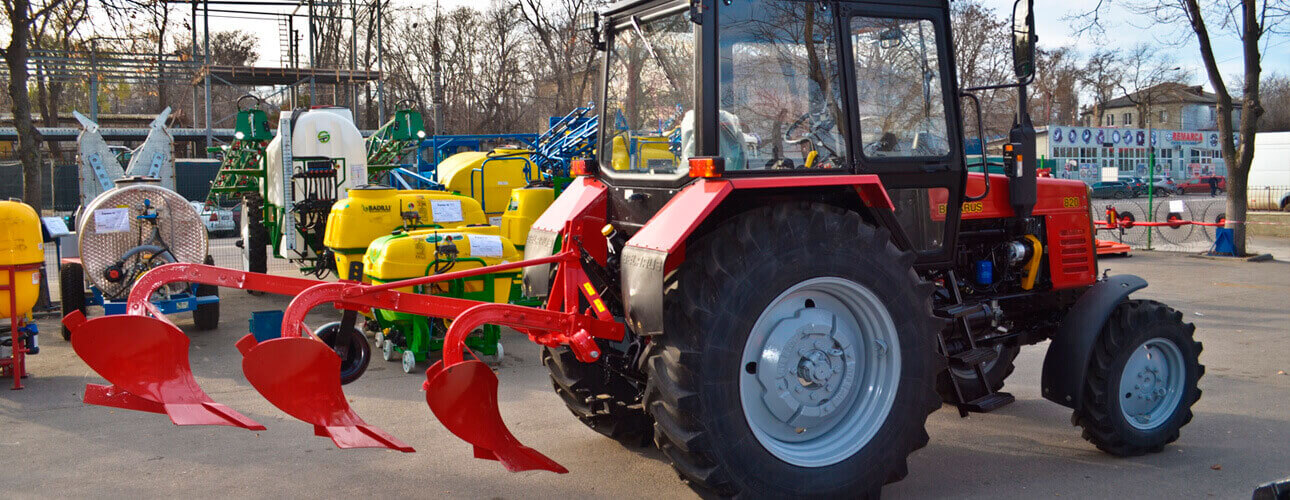 Новогодняя акция 2020: Купи трактор Belarus 820 в специальной комплектации и получи плуг в подарок!